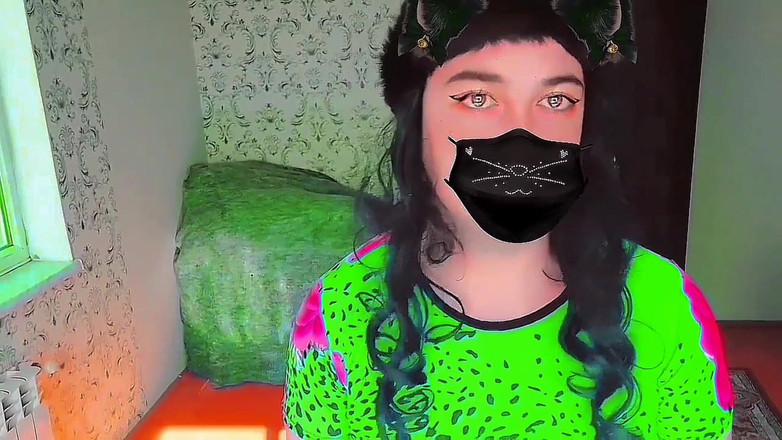 Kitty_Cross: 美しいフェムボーイがゆっくりと髪を弄りながらからかう様子