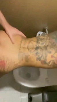 Johntronx - une bombasse tatouée sexy dévergondée se fait baiser dans une salle de bain
