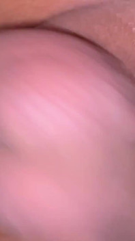 Il mio ragazzo scopa la mia figa bagnata dal basso con il suo grande pene