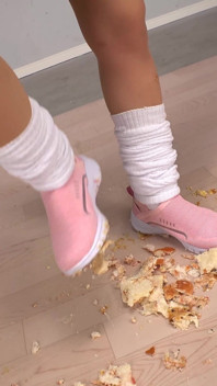 Meesteres Mai Kohinata stompt en verplettert voedsel in roze sneakers in een intense voedsel crush-sessie - deel 1