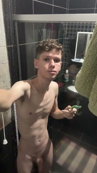 Flaco twink tomando una ducha y mostrando su cuerpo desnudo completo