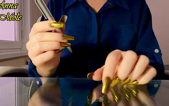 Anna Mole: Tapping Nails Golden Nails