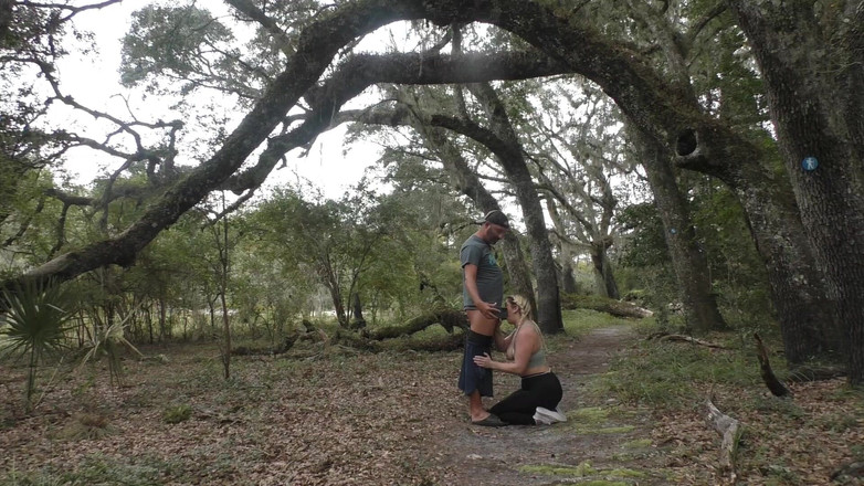 Island Boy Vids: Procházka v lese kouření s Monicou Raye