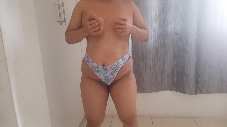 PATY PATY: Ragazza tettona con culo grosso fa una lap dance mentre...