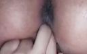 Freaky passionate couple: Indiana gostosa esguicha enquanto dedilha sua buceta e anal