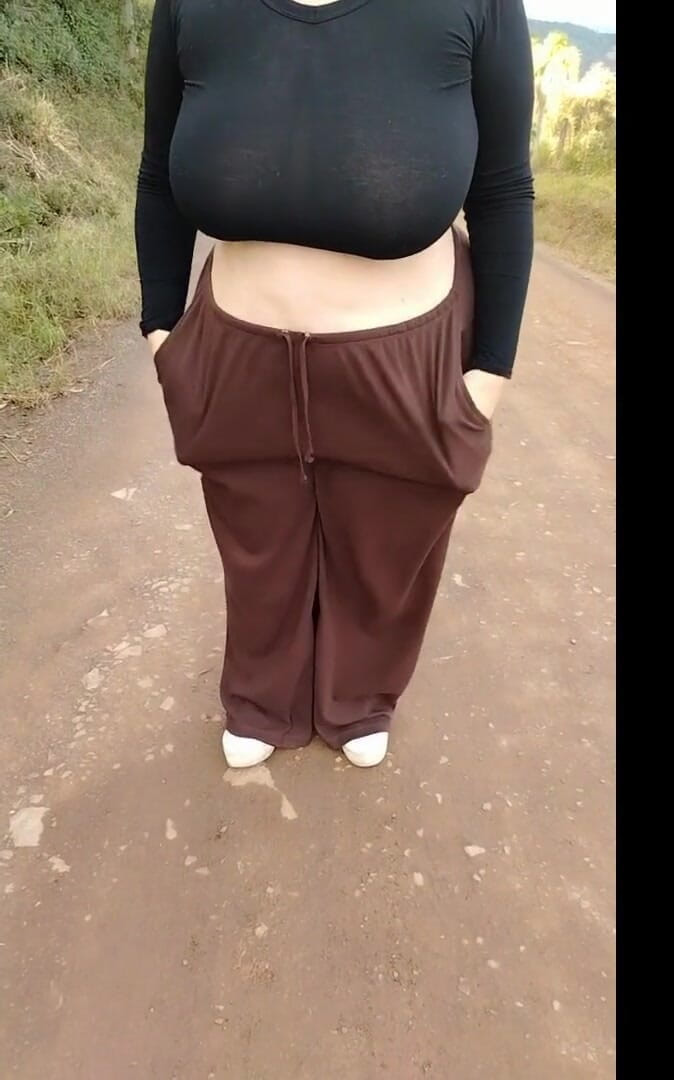 Priscila: Mama vitregă în tricou transparent se expune în public