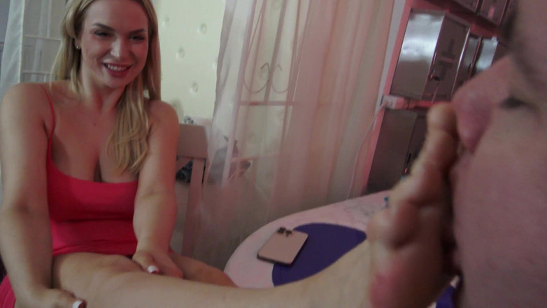 Foot Girls: Anleitung Zur Fußreinigung!