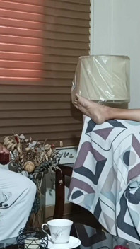 Eu como seu meio-irmão muito bem enquanto ele espera por você, uma e outra vez