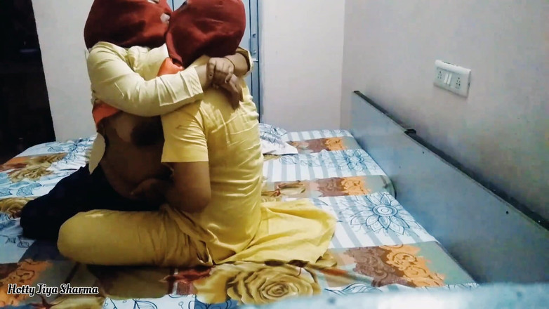Desi Club House: Tante seksi india sucharita ngentot di hutan di luar ruangan