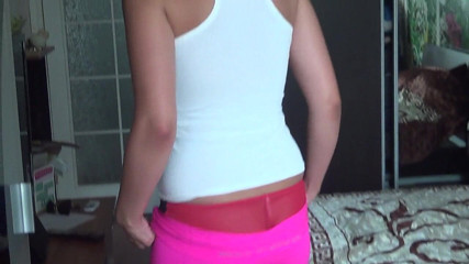 Sexy Milf: Kate sexy mergând în pantaloni de yoga cu tocuri înalte și blug alb...