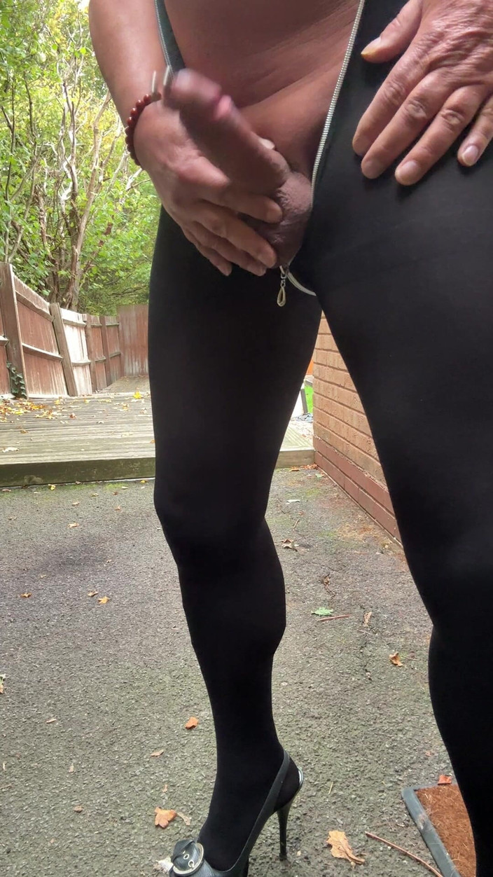 Kellycd2022: Sexy kellycd2022 brzy ráno škádlí dřevem v mé kombinéze a na...