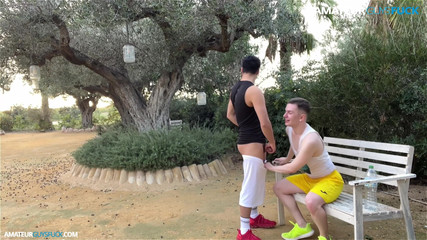 Amateur Guys Fuck: AGF：我和朋友在公园里玩得很开心！包括尿