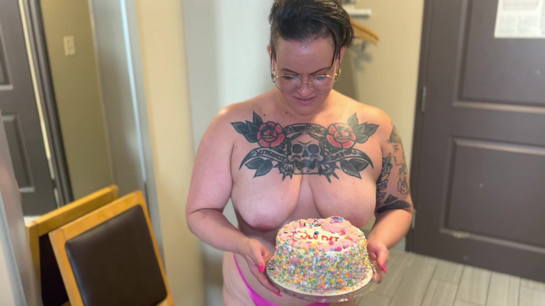 Quinn Marie: PAWG esmaga bolo de aniversário com seu rabo grande
