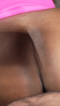 Memek bekam cewek semok kulit hitam ini dientot habis-habisan sampai matanya merem melek