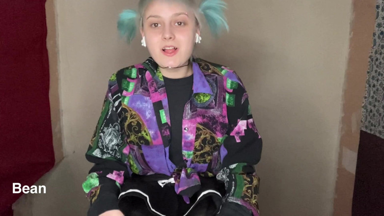 Alice Bean: Pisando no seu pau pequeno
