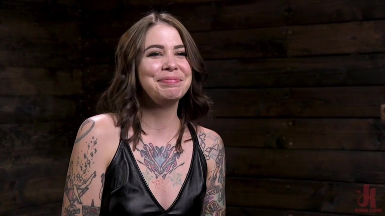 Kink: Pijnslet Krysta Kaos verwoest in metalen bondage