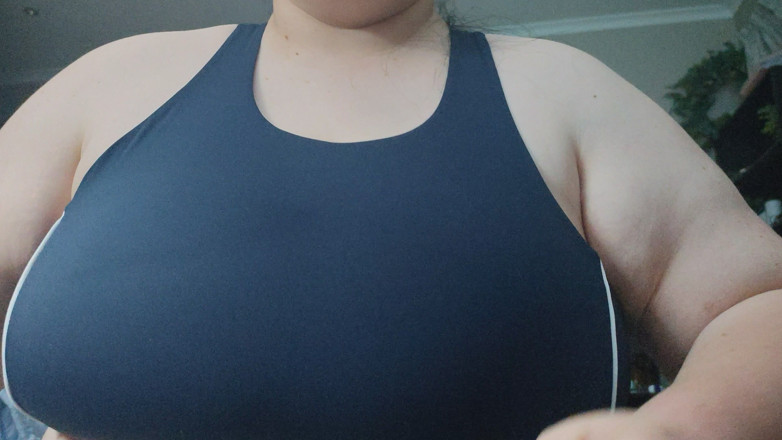 Aliceqii: Playing with My Huge Tits While I'm Soaking Wet