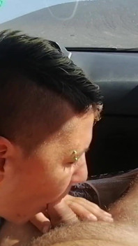 私たちの車の中で素早いフェラチオ