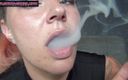 Sinika Skara: धूम्रपान करने वाली कुतिया