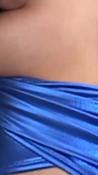 Bílá děvka má tvrdý anální zážitek se dvěma velkými černými ptáky