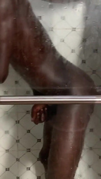 俺のスライムの黒檀の体型の男がトイレで尻を激しくぶつけられた