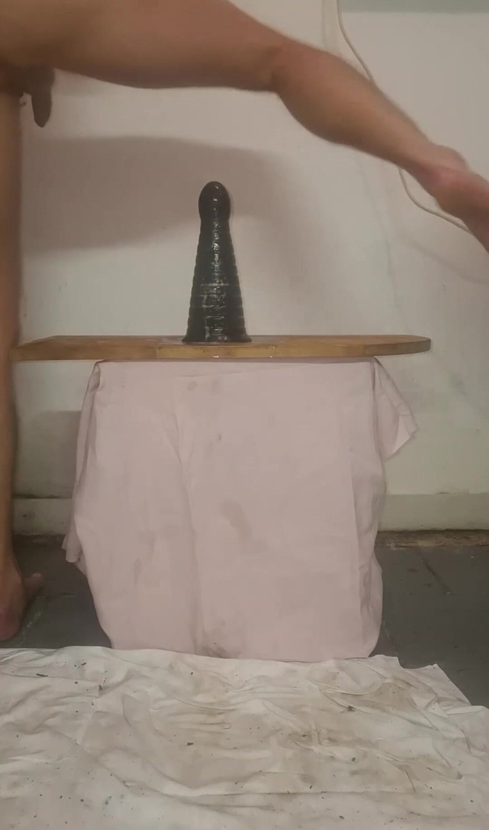 NoFace Twink X: Solo Gay Extrémní anál - obrovské dildo, láhev, koule a ovoce