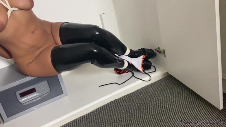 Latina Fetish: Super latina legata stretta, spogliata nuda e imbavagliata! *720p HD* dimensioni...