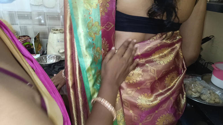 Pushpa studio: Lesbian hot lagi mesra-mesraan