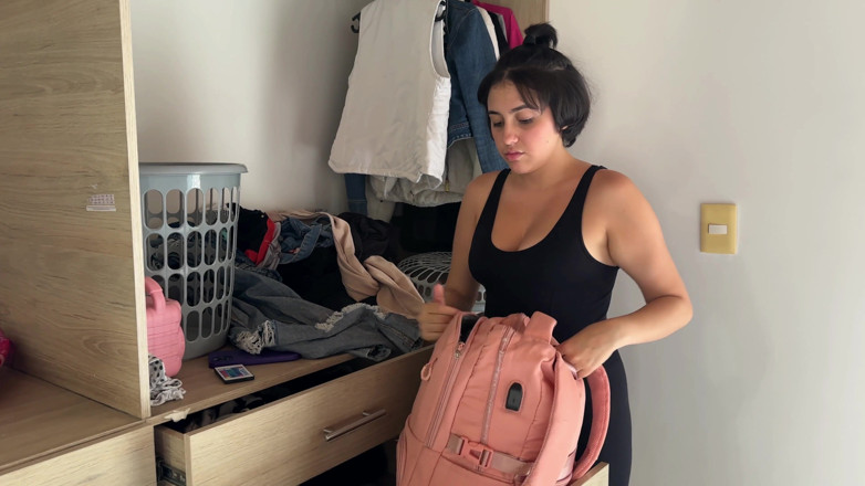 ManuelaAlvarez: Mereka menendang teman pantat seksi saya keluar dari rumahnya, saya...