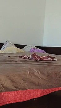 Brunetă sexy probează ciorapi
