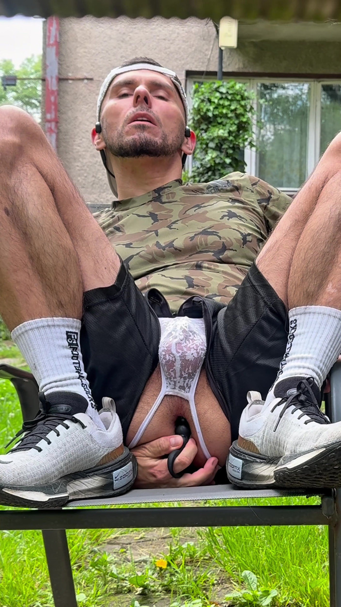 Werther1: Ragazzo sportivo in lingerie perizoma mostra all'aperto