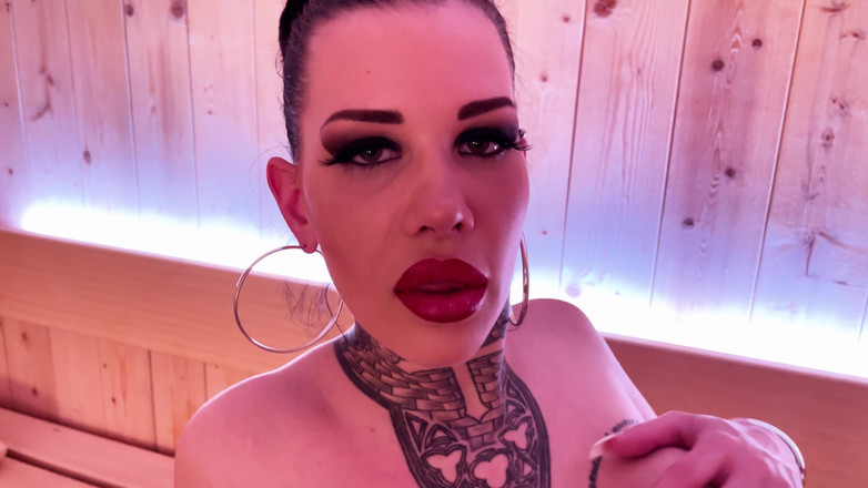 MissAlessaMilano: Возбужденная грудь в сауне