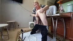 Zona901: Kayınvalidem beni mutfakta yakaladı ve sikimi sıvazlıyor