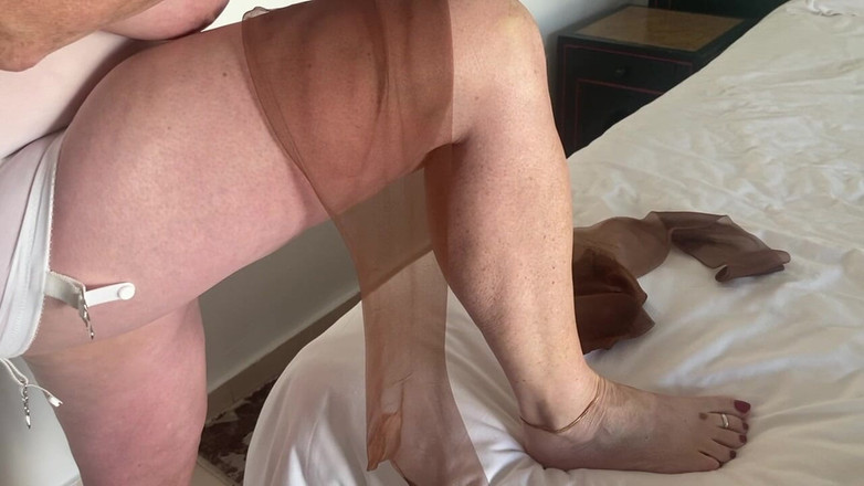 Aunty Sandra vintage girdle queen: 阿姨桑德拉穿上她的棕褐色Rht的