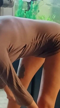 Fată sexy studentă futând un vibrator lipicios cu prietenii