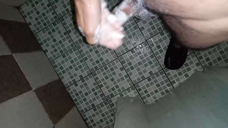 Cute boy jerks off: V blaženosti s mýdlem a vodou, které přišly k chlapci...