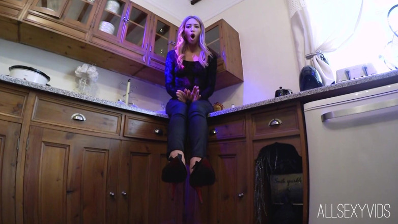 All Sexy Vids: Natalia Forrest wie, że jesteś zboczeńcem z noszonych butów