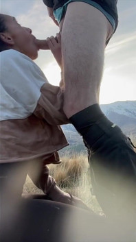Caminata remota a la montaña, mamada con un facial cumwalk