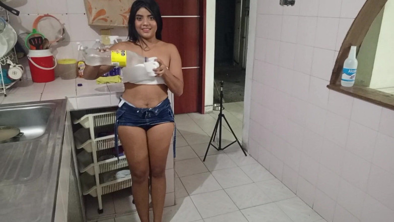 NatalyGirl: 和我美丽的妻子的自拍性爱，她正在抖音上跳舞，我勾引了她