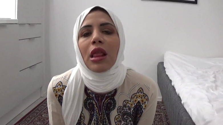 Amateur Homemade Porn: Meine sexy arabische stiefmutter masturbiert vor mir, sie ist so...