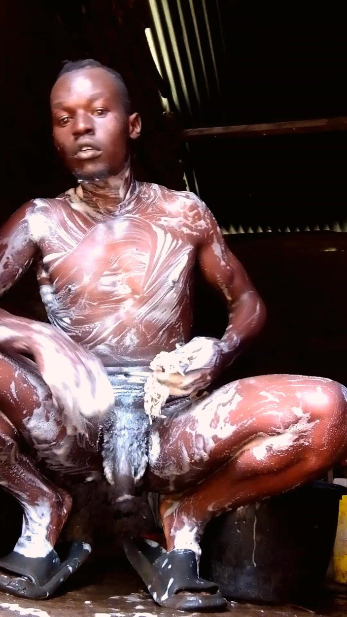HWillovahh: Un bel ragazzo, fare il bagno in una casa di...