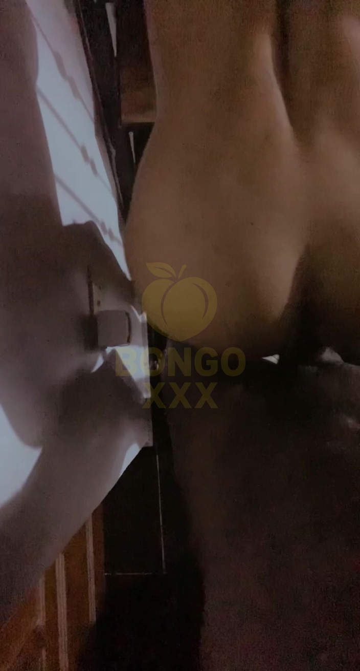 BongoXXX: Si Dia Menyukainya: MengongkekNya Di Tangga