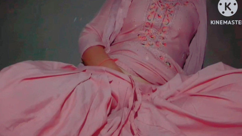 TricolorMusic3: Une belle fille punjabi canon et sexy tient ses seins...