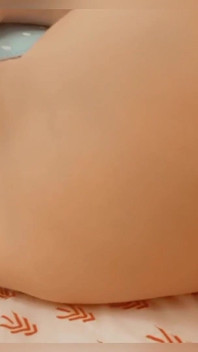 Cewek ini fingering memek dan celana dalamnya sampai muncrat dengan lembut