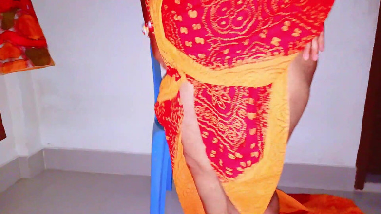 Morjenabb: Hermosa mujer india mostrando su culo lechoso y tocando su...