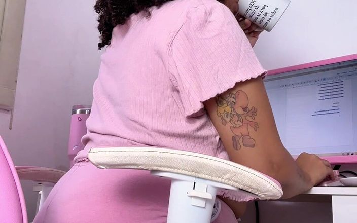 Cutiepiie Chubby: Ragazza formosa che lavora mangiando e scoreggia