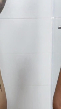 Mientras estoy follando a una chica en el baño de mi universidad