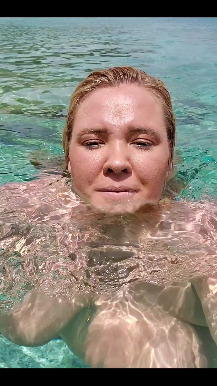 Annabelle Rogers: Berenang di perairan biru Punggung Greece berbogel...