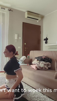 Wanita pembersihan dikongkek keras dari pemilik rumah