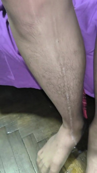 친구의 반짝이는 섹시한 회색 팬티 스타킹을 통해 폭발하는 거대한 Sissy Girl의 하드코어 자지!